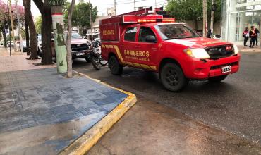 Joven resultó con lesiones leves tras caída de motocicleta en Av. Perón y Corrientes