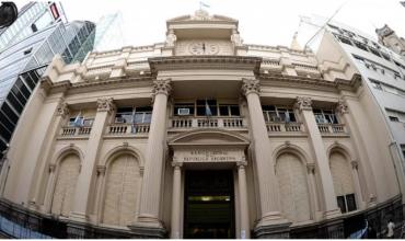 El Banco Central debió vender USD 379 millones en el mercado para frenar la presión sobre el dólar