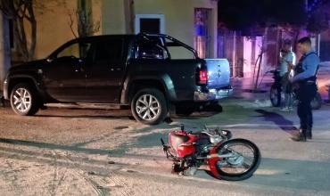 Choque entre camioneta y motocicleta en Chepes dejó dos jóvenes hospitalizados