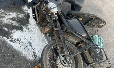 Fuerte choque entre un auto y una moto en barrio Matadero: dos jóvenes hospitalizados