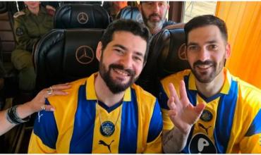 El fútbol, presente: dos rehenes israelíes y un argentino liberados por Hamas lucieron las camisetas de sus clubes