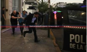 Impactante: así se "escapó" Moretti de la sede de San Lorenzo, en medio de protestas de hinchas y represión policial