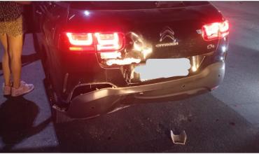 Choque entre un auto y una moto en la madrugada en el sur de la ciudad