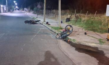 Dos jóvenes sufrieron graves lesiones tras un choque entre motos en el centro de Chamical