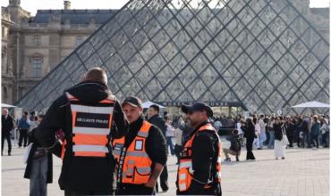 Detuvieron a dos sospechosos del millonario robo al museo de Louvre en París